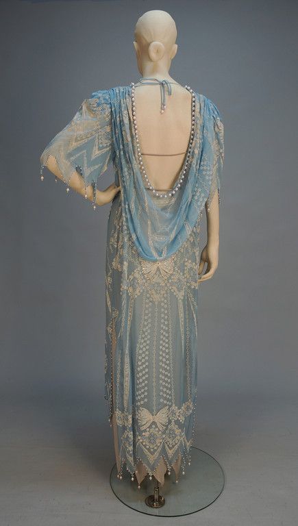 1920's (back) Look Gatsby, Style Année 20, Zandra Rhodes, 1920 Fashion, Dress Label, 20th Century Fashion, 20s Fashion, Pearl Dress, 1920s Dress