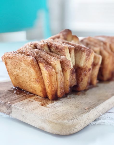 Make the dough for this Cinnamon Sugar Pull-Apart Bread with your bread machine.  So easy, and delicious!  Sweet, gooey and full of cinnamon sugar deliciousness! Pull Apart Cinnamon Bread, Cinnamon Sugar Pull Apart Bread, Dessert Biscuits, Easter Brunch Ideas, Cinnamon Pull Apart Bread, Breakfast Bakes, Apple Desserts Easy, Apple Coffee Cakes, Fruit Salad Easy