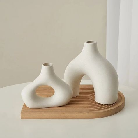 DESCRIPTION : Apportez une touche d'élégance et de modernité à votre intérieur avec cet ensemble de vases décoratifs en céramique. Parfaits pour sublimer n'importe quelle pièce de votre maison, ces vases aux formes innovantes et sculpturales captiveront tous les regards. CARACTÉRISTIQUES : ◾ Matériau : Céramique et porcelaine◾ Couleur : Blanc◾ Style : contemporain, minimaliste◾ Parfait pour les fleurs séchées, branches décoratives ou comme objets de décoration seuls. Deco Vase, Deco Salon, Home Interior Design, House Interior, Jordan, Vase, Interior Design, Design