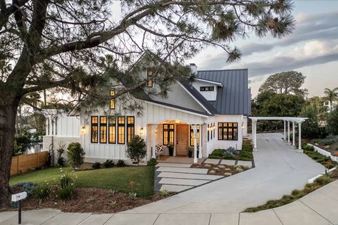 SK7 Architecture has completely transformed the owner's childhood home into a family dream house in Carlsbad, San Diego County, California. California Farmhouse, Interior Detailing, House Mediterranean, San Diego Houses, Traditional Exterior, Mountain Homes, Modern Farmhouse Style, Scandinavian Home, Mid Century House