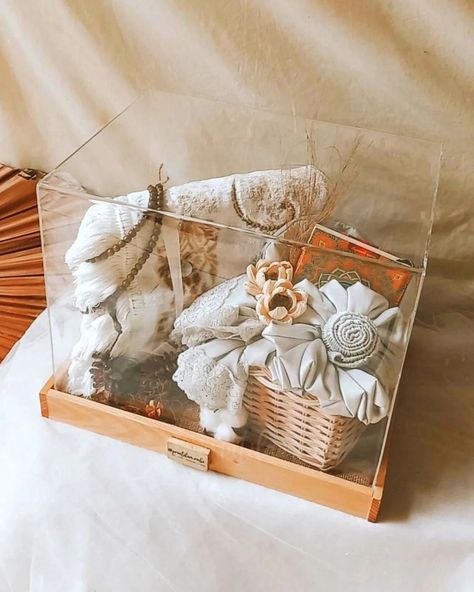 seseraha alat solat + al quran simple rustic Seserahan Alat Sholat, Hantaran Pernikahan Aesthetic, Hantaran Aesthetic, Engagement Box Ideas, Hantaran Rustic, Seserahan Rustic, Hampers Ramadhan, Nikkah Gifts, Box Hantaran