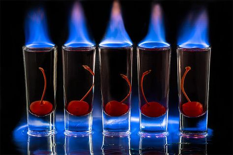 Flaming Cocktails, Flaming Shots, Flaming Drinks, Cocktails Vodka, Cocktail Shots, Shots Alcohol, Vodka Cocktails Recipes, Mixed Drinks Alcohol, Shot Recipes