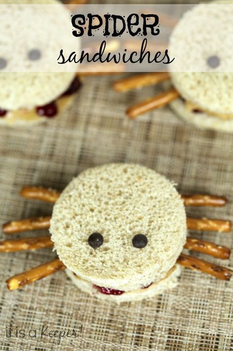 These easy spider sandwiches are a fun Halloween snack or treat idea Halloween Spider Sandwiches, Spider Man Sandwich, Lucas The Spider Party, Spiderman Snacks, Spider Sandwiches, Halloween Sandwiches, Fun Halloween Snacks, Halloween Themed Snacks, Halloween Lunch Box