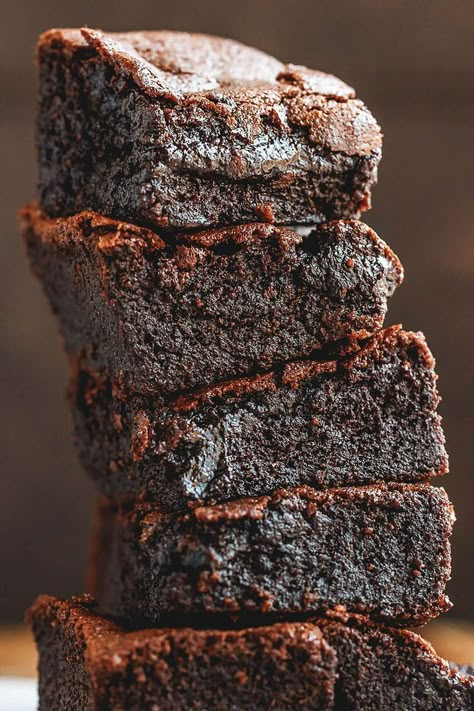 Low-Carb Keto Brownies Recipe - #eatwell101,#recipe fudgy, and super easy to make, these low carb flourless brownies literally melt in your mouth. #Lowcarb, #keto, #brownies #ketobrownies Low-carbbrownies - #recipe by #eatwell101 Flourless Brownies, Low Carb Brownies, Postre Keto, Bolo Fit, Low Carb Casseroles, Keto Friendly Desserts, Low Carb Dessert, Keto Cake, Keto Brownies