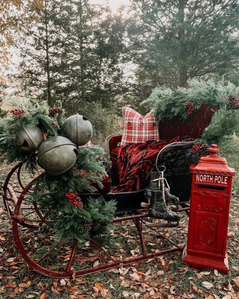 Christmas Sleigh Decorations, Christmas In Heaven, Cabin Christmas, Front Porch Christmas Decor Ideas, Christmas Farm, Porch Christmas Decor Ideas, Porch Christmas Decor, Front Porch Christmas, Christmas Decor Ideas Diy