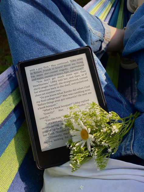 Outdoor Book Photography, Kobo Reader Aesthetic, Reading Romanticized, Reading On Kindle Aesthetic, Kindle Photography Ideas, Kindle Girl Aesthetic, Kindle Reading Aesthetic, Aesthetic Reading Pictures, Reading Kindle Aesthetic