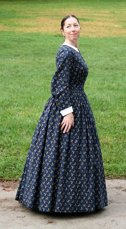 Vintage Little House on the Prairie Dress. Blue Cotton Calico with Lace and VERY FULL Skirt. Retro Dress or Costume Little House On The Prairie Dresses, 1830 Dress, Pioneer Clothing, 1860s Dresses, Pioneer Dress, Calico Dress, Leaf Dress, 1860 Fashion, Blue Shawl