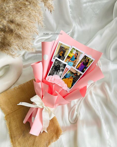 Polaroid bouquet 💖😍 This include 5 photos Can be customised by adding chocolates or more decorations 🫶�🏻 #rumi #rumiaesthetic #shiroor #shiroorcreation #polaroid #polaroidbouquet #handmade#gift#explore#dmfororders#viral#trending Photo Bouquet Handmade, Polaroid Bouquet, Gift Card Bouquet, Surprise Birthday Decorations, Chocolate Flowers Bouquet, Photo Bouquet, Bouquet Tutorial, Handmade Bouquets, Handmade Gifts Diy