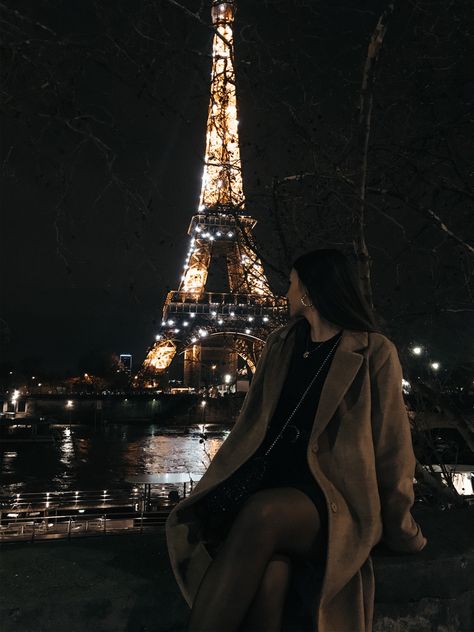 Eiffel Tower At Night Outfit, Paris Eiffel Tower Photo Ideas, Girl In Paris Aesthetic, Eiffel Tower Poses, Paris Night Outfit, Paris Night Aesthetic, Paris Picture Ideas, Paris Aesthetic Night, Paris Girl Aesthetic