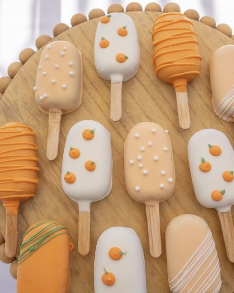 Aesthetic Cake Pop Ideas, Cake Pops Ideas Decorating Cute, Fall Themed Baked Treats, Clementine Cake Pops, Halloween Cake Cicles, Fall Themed Cakesicles, Red And White Cakesicles, Cakepop Thanksgiving, Cake Pop Fall Ideas