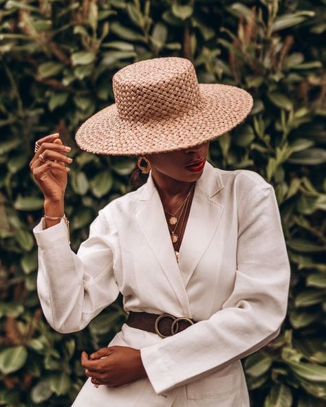 A certain romance in life. | everyday outfit, french look, summer outfit, spring outfit, elegant style, chic outfit, hat, total white, white set, neutral colors, blazer, jewelry details, ootd Hat Poses, Rome Summer, Fashion Overalls, Fashion Quiz, Japanese Minimalist, Style Parisienne, Photographie Portrait Inspiration, Look Retro, Foto Art