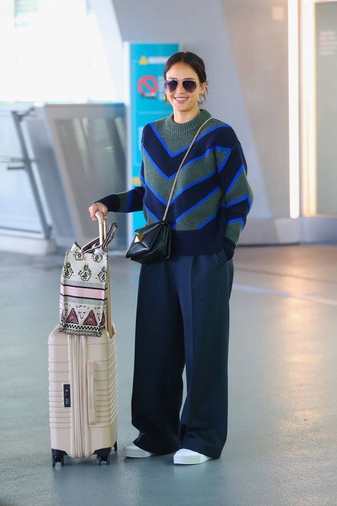 Jessica Alba Style, Sneakers Looks, Jessica Alba, Mode Inspo, Looks Chic, Airport Outfit, Fashion Mode, Look Casual, Spring Outfits Casual