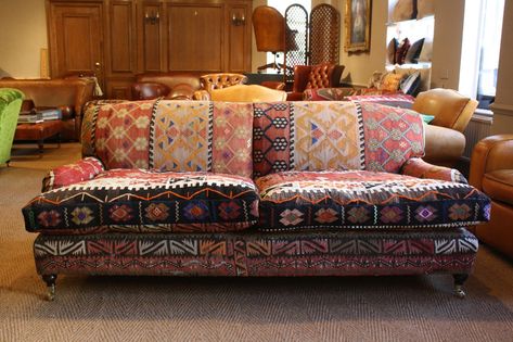 Kitchen Seating Area, Kilim Sofa, Sofa Kitchen, Vintage Leather Chairs, Chairs Vintage, Decoration Details, Kitchen Seating, Leather Club Chairs, Leather Chairs