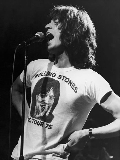 Pictures Of Musicians Wearing Their Own Band's T-Shirts Vintage Music Art, Mick Jagger Rolling Stones, Arthur Elgort, Jacqueline Bisset, Montgomery Clift, Moves Like Jagger, Like A Rolling Stone, Veronica Lake, Serge Gainsbourg