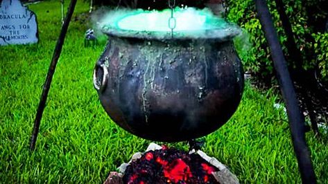 Make A Bubbling Witch’s Cauldron For Halloween | DIY Joy Projects and Crafts Ideas Halloween Yard Props, Diy Halloween Witch, Bubbling Cauldron, Witch's Cauldron, Witchs Cauldron, Halloween Lawn, Halloween Props Diy, Witch Diy, Witches Cauldron