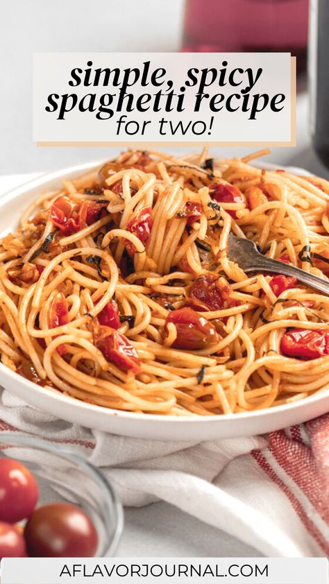 Spicy Spaghetti with Fresh Tomatoes and Basil Spaghetti With Fresh Tomatoes, Pasta Recipes For Two, Recipe With Fresh Tomatoes, Great Pasta Recipes, Spicy Spaghetti, Spaghetti Recipes Easy, Recipe For Two, Simple Spaghetti, Spicy Pasta