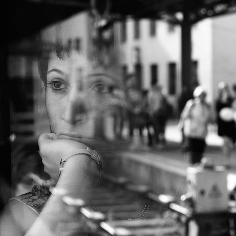 21 Poignant Portraits Captured in Train Windows Window Photography, Window Reflection, Double Exposure Photography, Reflection Photography, Dreamy Photography, Street Portrait, Portrait Frame, Shooting Photo, Cinematic Photography