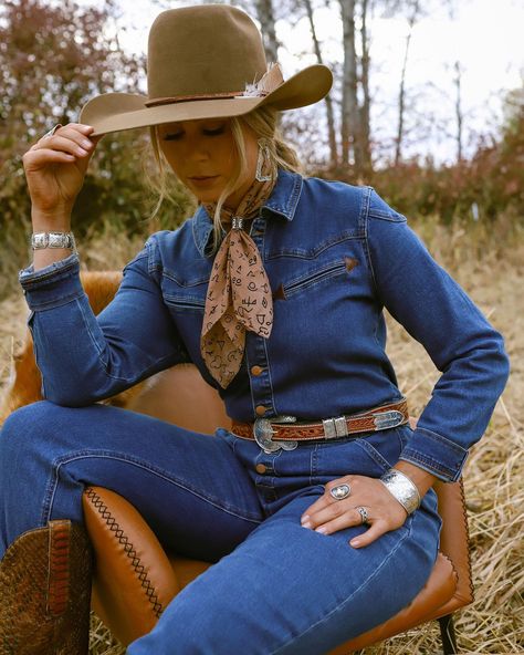 Denim Shirt Cowgirl Outfit, Rancheras Aesthetic, Jean Western Outfits, Rich Cowgirl Aesthetic, Classic Western Outfits, Cowboy Women Outfits, Western Denim Outfit, Vintage Western Outfits Women, What To Wear To A Rodeo