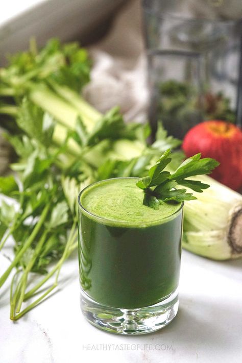 Green juice for inflammation made with celery, parsley, leafy greens and apple. Herbal Coffee Recipe, Parsley Juice, Sweet Potato Pancakes Recipe, Carrot Juice Recipe, Benefits Of Juicing, Cabbage Juice, Dairy Free Coffee, Herbal Coffee, Sweet Potato Pancakes