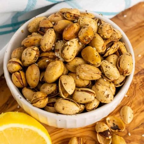 Roasted Spiced Pistachios Pistachio Recipes, Guilt Free Snacks, Pistachios Nuts, Roasted Nuts, Crunchy Snack, 2000 Calories, Candied Pecans, Easy Snack Recipes, 2000 Calorie Diet