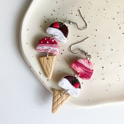 Strawberry Vanilla Ice Cream, Jewelry Stickers, Polymer Clay Flower Jewelry, Diy Earrings Polymer Clay, Handmade Clay Jewelry, Ice Cream Cones, Food Earrings, Polymer Crafts, Cute Polymer Clay