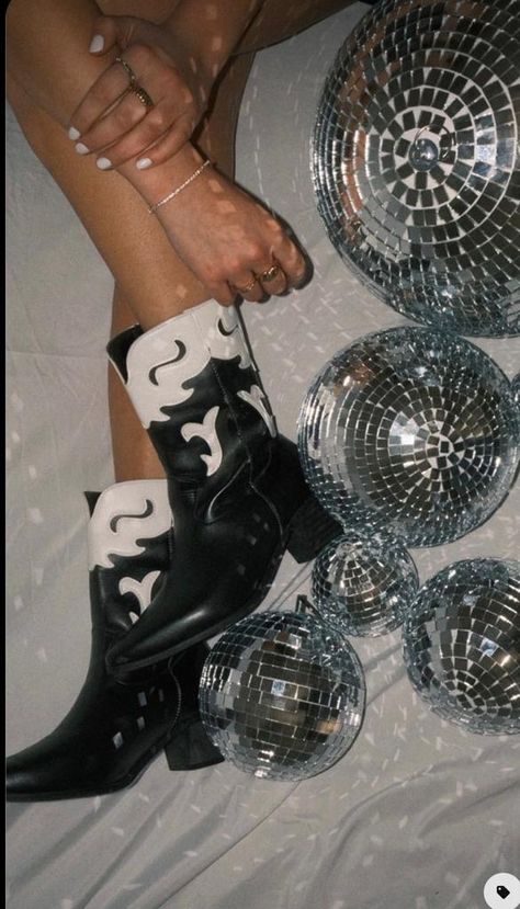 Bougie Cowgirl Aesthetic, Disco Cowboy Bedroom, Dallas Cowboy Aesthetic, Glitter Cowboy Aesthetic, Cute Cowboy Aesthetic, Boots Bling Party, Sparkly Cowgirl Aesthetic, Country Cowboy Aesthetic, Cowgirl Disco Aesthetic