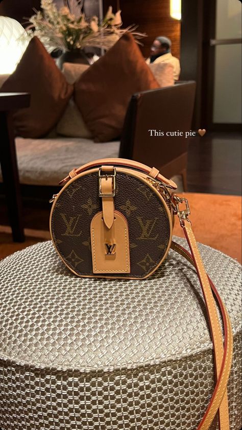 LV bags , bags Lv Small Bag, Small Lv Bag, Small Louis Vuitton Bag, Elegant Shawl, Bags Louis Vuitton, Lv Bags, Girls Style, Louis Vuitton Official, Iconic Bags