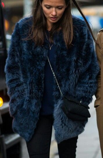 blue fur coat Blue Fur Coat, Blue Faux Fur Coat, Bag Jeans, Stockholm Fashion, Mode Inspo, Looks Chic, Fur Fashion, Fur Coats, Inspiration Mode