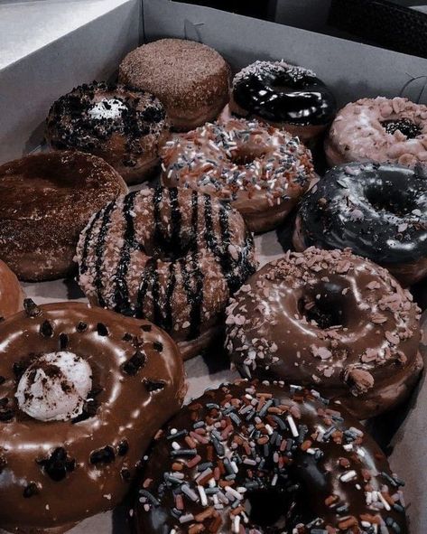 Donuts Gourmet, Donuts Donuts, Junk Food Snacks, Delicacy Food, Chocolate Donuts, Think Food, Yummy Comfort Food, Sweet Snacks Recipes, Food Tasting