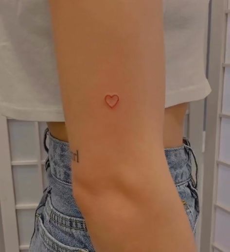 Kdrama Tattoo Ideas, Heart Tattoo Placement Ideas, Heart Tattoo Red, Heart Arm Tattoo, Heart Chest Tattoo, Heart Tattoo Arm, Red Heart Tattoo, Hart Tattoo, Taylor Hickson