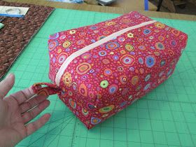 Box Bag Pattern, Makeup Bag Tutorials, Sew Tutorials, Cosmetic Bag Tutorial, Makeup Bag Pattern, Toiletry Bag Pattern, Cosmetic Bag Pattern, Diy Makeup Bag, Dopp Bag