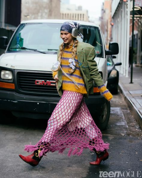 Colorful Urban Fashion, Knit Layering Outfit, Layered Vintage Outfits, Ugly Fashion Trends, Funky Street Style, Urban Winter Outfits, Fashionable Winter Outfits, Funky Colorful Outfits, Camp Style Fashion