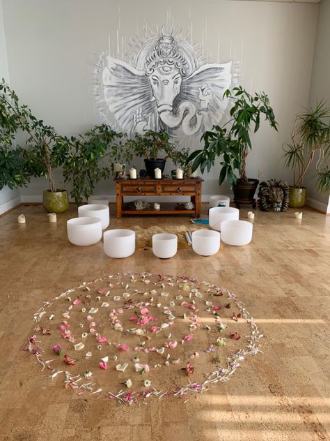 Plant Altar, Yoga Ceremony, Zen Crafts, Room Ideas 90s, Room Ideas Beachy, Crystal Healing Room, Meditation Platform, Reiki Room Decor, Healing Room Ideas