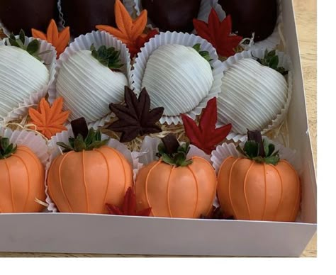 Strawberry Covered Chocolate Ideas Halloween, Chocolate Covered Strawberries Pumpkins, Cute Halloween Strawberries, Fall Themed Chocolate Strawberries, Chocolate Covered Strawberries Fall Theme, Thanks Giving Chocolate Strawberries, Fall Covered Strawberries, Halloween Theme Strawberries, Fall Themed Strawberries