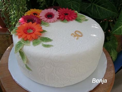 Gerber Daisies Cake Gerbera Cake, Daisy Wedding Cakes, Gum Paste Flowers Tutorials, Daisy Cupcakes, Daisy Cake, Cake For Husband, Daisy Cakes, Gumpaste Flowers, Gerber Daisy