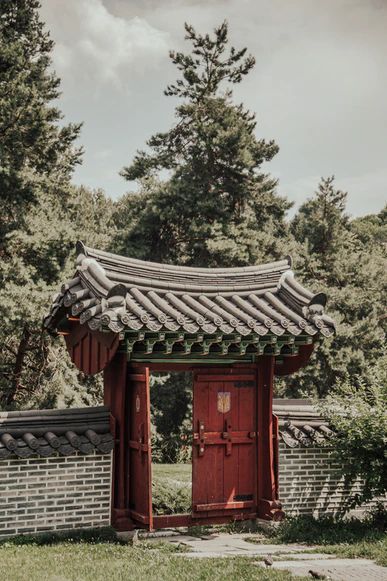 Traditional Korean Building, Korean Architecture Traditional, Korean Building, Japanese Entrance, Chinese Gate, Kdrama Journal, Korean Garden, Traditional Korean House, Japanese Gate