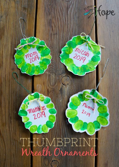 Christmas Tree Thumbprint Ornaments, Fingerprint Wreath Ornament, Wood Ornaments Diy Tree Slices Kids Fingerprint, Finger Print Wreath, Fingerprint Ornaments Christmas, Christmas Fingerprint Ornaments, Christmas Fingerprint Crafts, Thumbprint Christmas Art, Laminated Christmas Ornaments