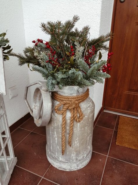 Old Milk Cans Christmas, How To Decorate A Milk Can For Christmas, Milk Can Winter Decor, Milkcan Decor Front Porches Christmas, Old Milk Can Ideas Decor, Christmas Milk Can Decor Front Porches, Christmas Milk Jug Decor, Porch Milk Can Decor, Vintage Milk Can Ideas