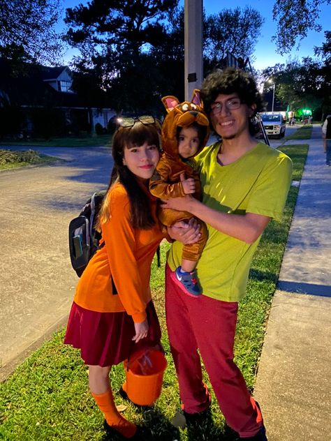 Costume Halloween costume velma shaggy scooby doo family for 3 mom dad and baby Shaggy And Velma Costume Couple, Shaggy And Scooby Costumes, Velma And Shaggy Costume, Velma Halloween, Shaggy Costume, Velma Halloween Costume, Velma Shaggy, Japan 80's Aesthetic, Velma Costume