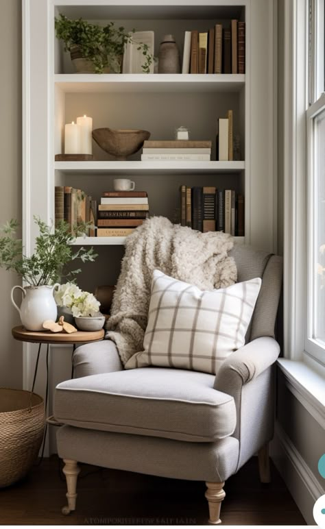 Reading Chair Living Room, Home Book Shelf Ideas, English Modern Interior, Reading Area In Bedroom, Empty Corner In Living Room Ideas, Small Reading Room Ideas, Sitting Room Inspiration, Home Library Ideas, Cozy Reading Chair