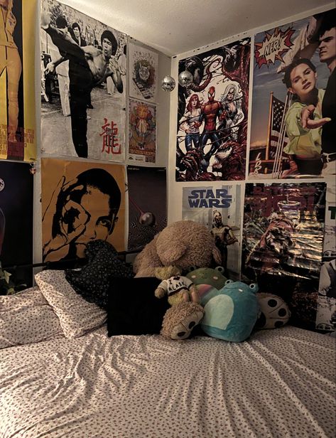 Grunge Rock Room Ideas, Grunge Poster Wall Bedroom, Rocker Dorm Room, Rockstar Dorm Room, 90s Room Aesthetic R&b, Stop Sign Aesthetic Room, Street Style Bedroom Ideas, Room Ideas Rock, Tomboy Bedroom Ideas