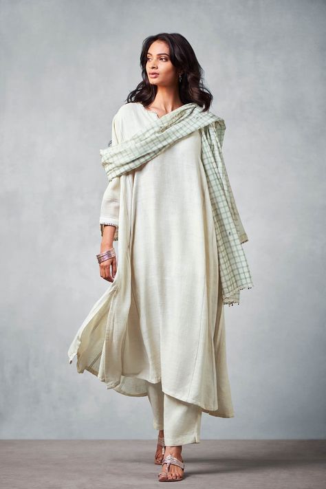 Good Earth Suits, Good Earth Kurta, Good Earth Clothing, How To Look Prettier, How To Be Pretty, Earth Clothes, Look Prettier, Kurti Styles, Simple Kurta Designs