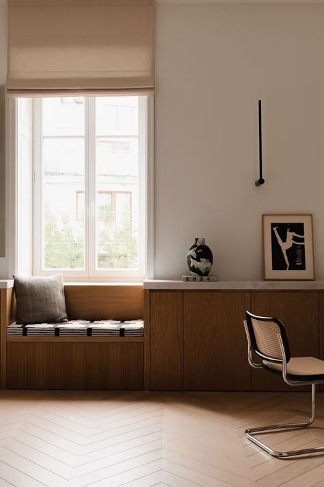 Photo 3 of 21 in Pre-War Building in Warsaw by Magdalena Romanowska - Dwell Modernist Furniture, Interior Design Per La Casa, Willemstad, Bright Apartment, Separate Living Room, Oak Panels, Beautiful Apartments, Design Del Prodotto, Old Building