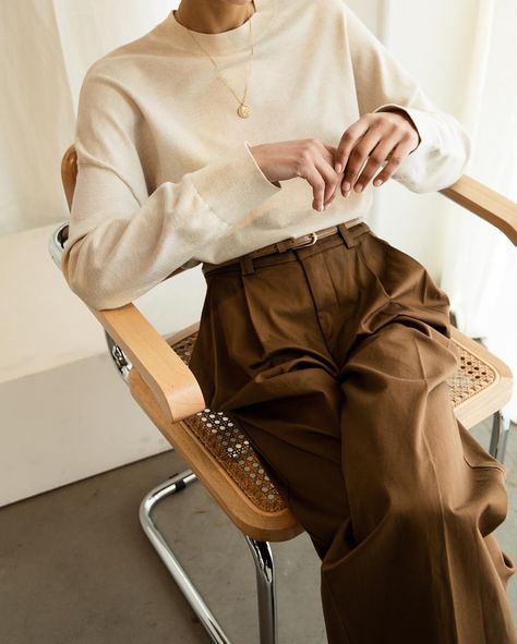 OAK + FORT on Instagram: “Monday mood: lounging after a long day. ⁣⠀ Sweater 3410⁣ Pant 2975⁣ Necklace 3415⁣ Belt J016⁣ #BeOakandFort” Oak And Fort Outfits, Gender Neutral Work Outfits, Outfit Chic, Brown Pants, Business Outfit, Winter Trends, Outfit Inspiration Fall, Beige Sweater, Looks Street Style