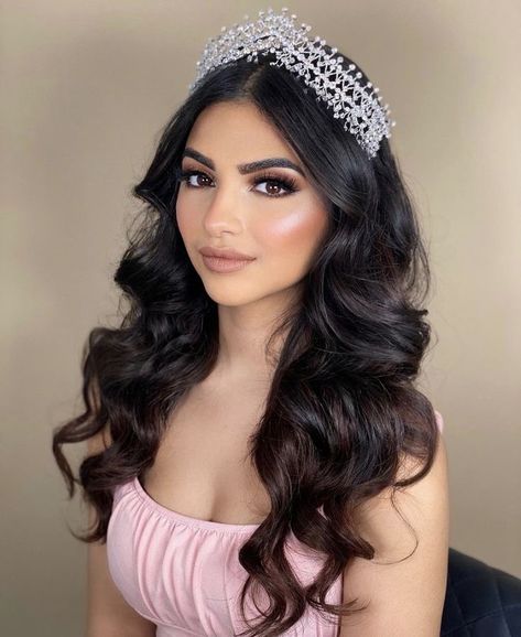 Quince Hairstyles Down Straight, Hairstyles For Quinceanera Down, Quinceanera Down Hairstyles, Sweet 16 Hair Ideas Hairstyles, Curled Quinceanera Hair, 15 Hair Quinceanera Down, Middle Part Quince Hairstyles, Hair With Crown Queens, Quince Hair Straight