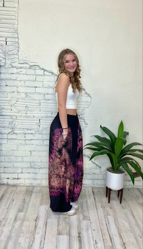 Purple black tie dye hippie harem pants small business hippie store model boho chic Outfit Ideas Hippie, Boutique Outfit Ideas, Daniela Lopez, Fashion Hippie, Boho Inspo, Moda Hippie, Outfit Boho, Tie Dye Hippie, Hippie Fashion