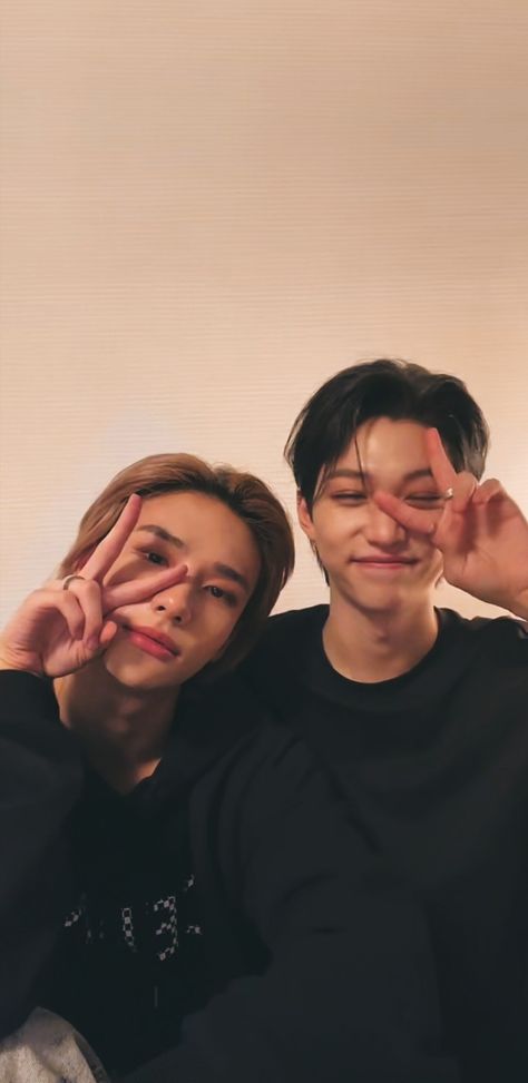 #hyunjin #hwanghyunjin #straykids #skz #hyunlix #felix #leefelix Felix W Korea, Hyunjin And Felix Matching Wallpaper, Lee Know Hyunjin Felix Wallpaper, Hyunlix Background, Felix Live Wallpaper, Hyunjin Live Wallpaper, Skz Live Wallpaper, Felix Hyunjin Wallpaper, Felix And Hyunjin Wallpaper