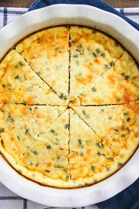 This Cottage Cheese Crustless Quiche is easy and delicious! This versatile recipe is perfect for breakfast or dinner. Just add your favourite quiche ingredients to a smooth and creamy cottage cheese and egg base, and you have a tasty crustless quiche ready in less than 1 hour. Cottage Cheese Pie Recipe, Cottage Cheese Recipes Breakfast, Cheese Pie Recipe, French Toast Waffles, Cottage Cheese Eggs, Thanksgiving Brunch, Quiche Recipes Easy, Breakfast Appetizers, Cheese Crust