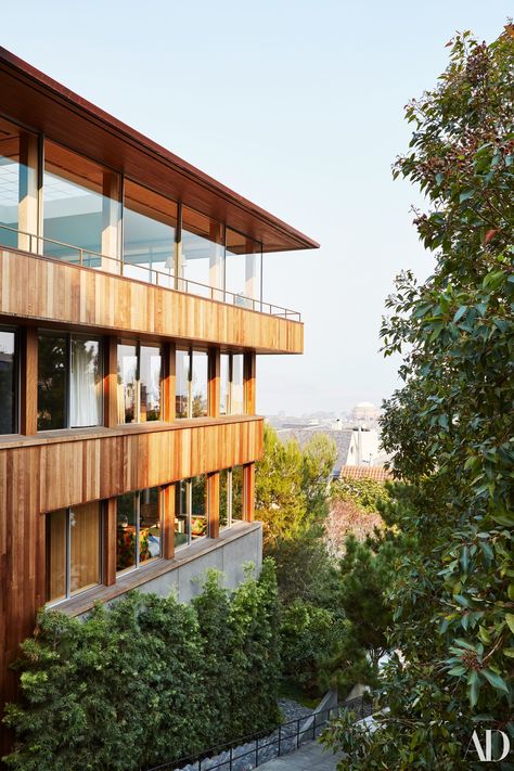 Originally designed in 1963 by architecture firm Schubart and Friedman, the structure is clad in redwood siding and stucco. San Francisco Houses Interior, Houses In California, Hillside Homes, Marmol Radziner, San Francisco Tours, House Contemporary, Contemporary Houses, San Francisco Photos, Hillside House