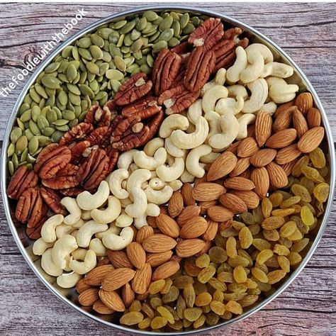 Dry Fruit Decoration Ideas, Dry Fruits Decoration Ideas, Dry Fruits Benefits, Healthy Food Photography, Amazing Food Platters, Fruit Platter Designs, Fest Temaer, Decorações Com Comidas, Catering Ideas Food